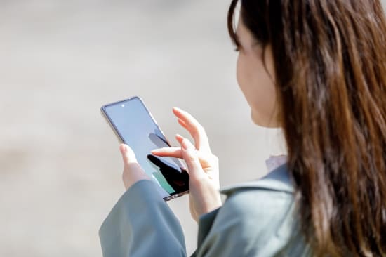 クレジットカード即日発行をスマホでしている女性