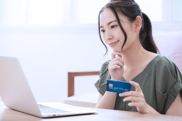 還元率がおすすめのクレカを探している女性